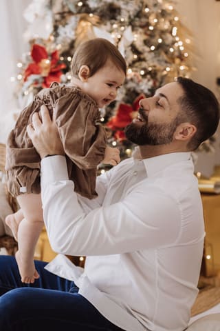 Un papà solleva la figlia che ride